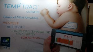 Para os pais preocupados, o sensor é colocado no bebê por um adesivo removível e informa em tempo real a temperatura, respiração e batimentos cardíacos.