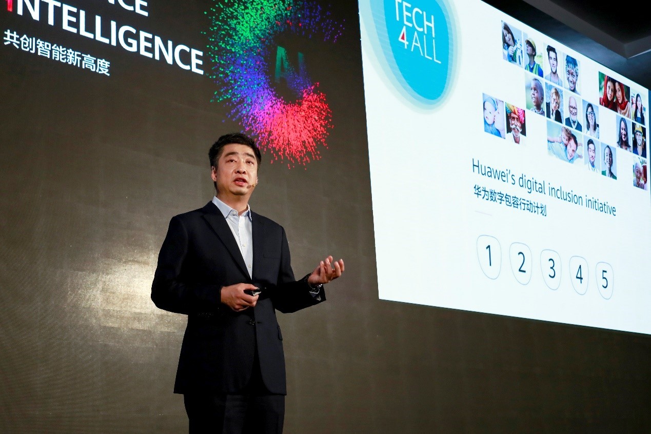 Vice-Presidente da Huawei Ken Hu discursando no TECH4ALL Summit