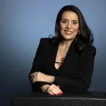 Claudia_Muchaluat_fundo-azul_-Foto_Wanezza_Soares-150x150